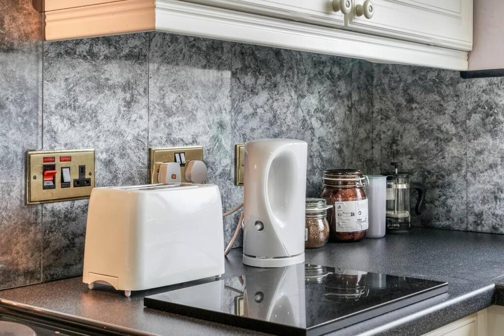 2 Bed Near & Ferry Apartment *