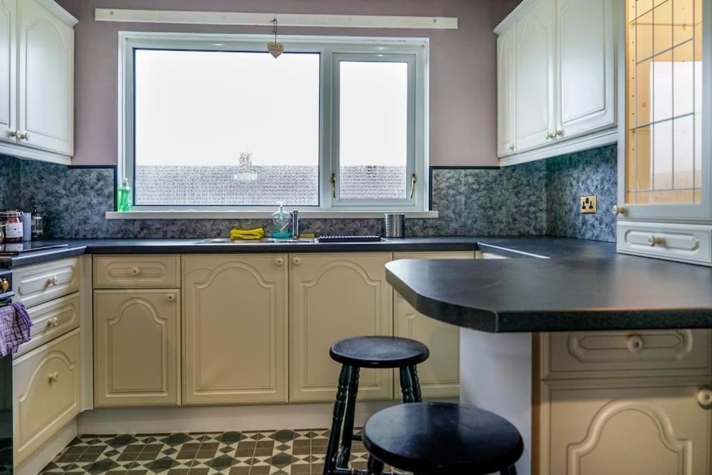 2 Bed Near & Ferry Apartment *