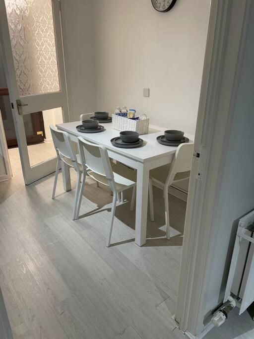 Apartment Chic: Elegant 2br Sleeps 5, Prime Location *