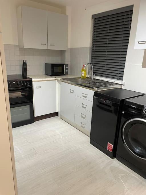 Apartment Chic: Elegant 2br Sleeps 5, Prime Location