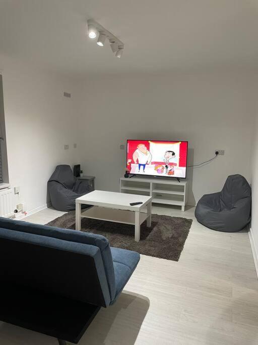 Chic: Elegant 2br Sleeps 5, Prime Location Belfast