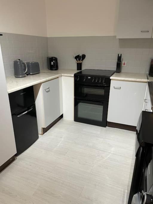 Chic: Elegant 2br Sleeps 5, Prime Location Apartment *