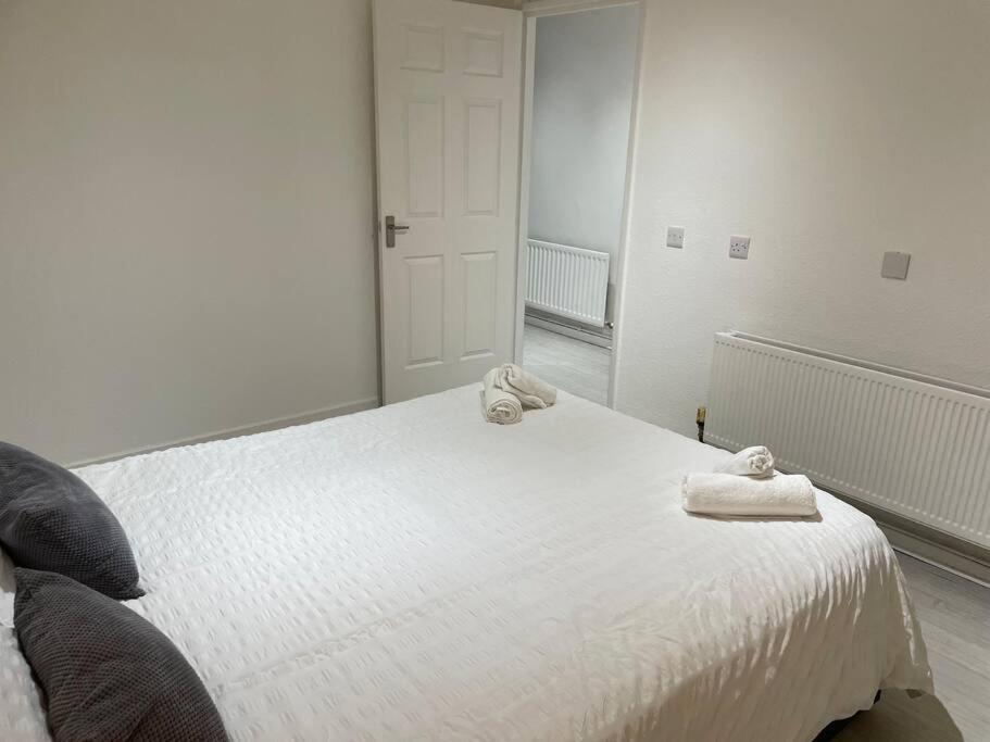 Chic: Elegant 2br Sleeps 5, Prime Location Apartment Belfast