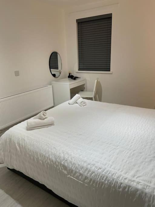 Apartment Chic: Elegant 2br Sleeps 5, Prime Location *