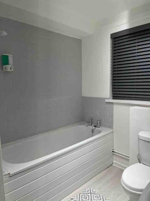 Chic: Elegant 2br Sleeps 5, Prime Location * Belfast