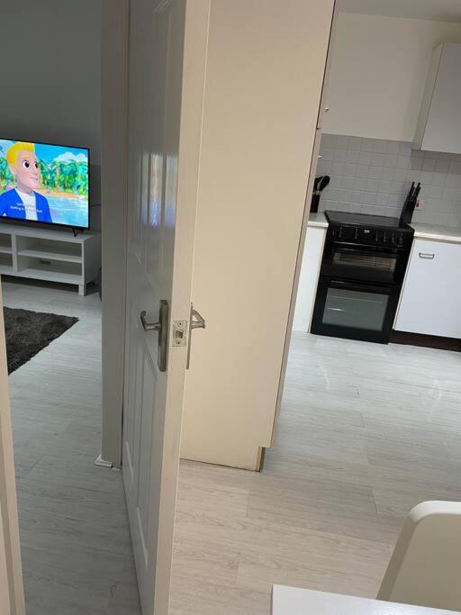 Chic: Elegant 2br Sleeps 5, Prime Location Apartment