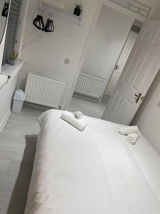 Apartment Chic: Elegant 2br Sleeps 5, Prime Location