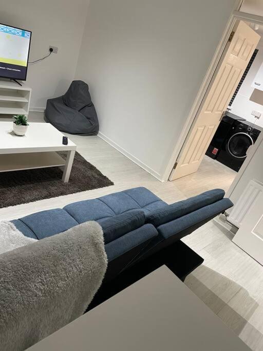 Chic: Elegant 2br Sleeps 5, Prime Location Apartment