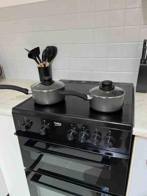 Chic: Elegant 2br Sleeps 5, Prime Location Belfast