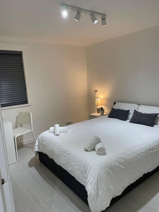 Apartment Chic: Elegant 2br Sleeps 5, Prime Location