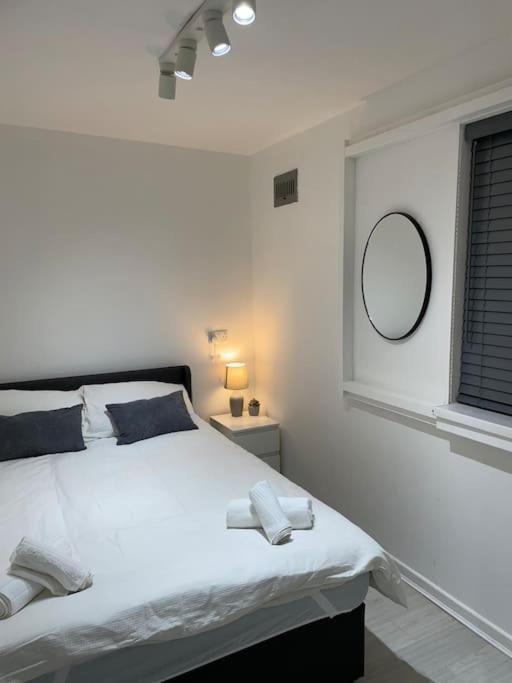 Apartment Chic: Elegant 2br Sleeps 5, Prime Location Belfast