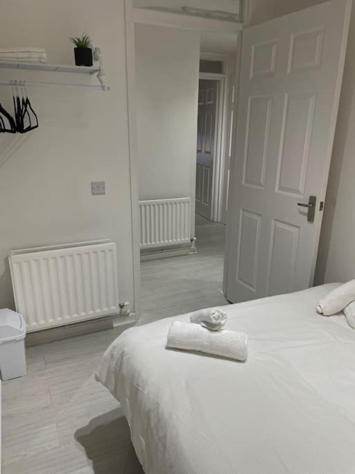Chic: Elegant 2br Sleeps 5, Prime Location Apartment *