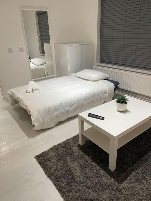 Chic: Elegant 2br Sleeps 5, Prime Location Apartment