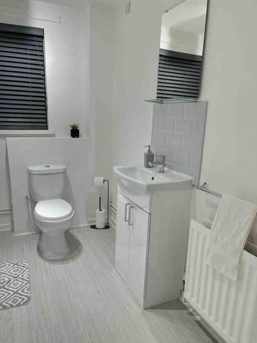 Chic: Elegant 2br Sleeps 5, Prime Location Apartment *