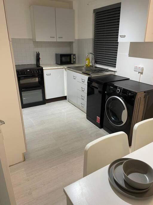 Chic: Elegant 2br Sleeps 5, Prime Location Belfast