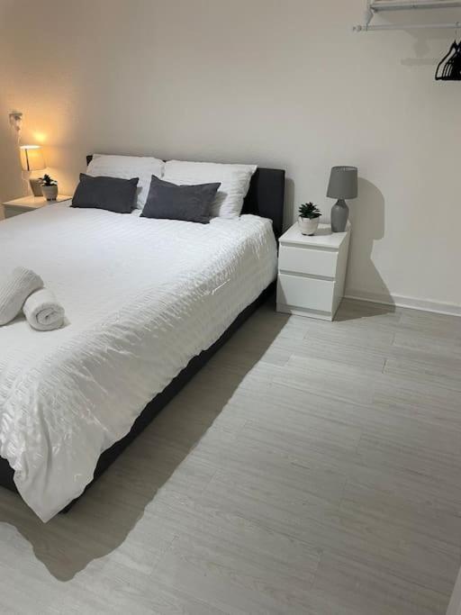 Chic: Elegant 2br Sleeps 5, Prime Location Apartment