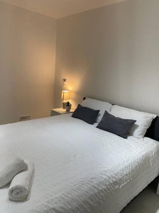 Chic: Elegant 2br Sleeps 5, Prime Location *