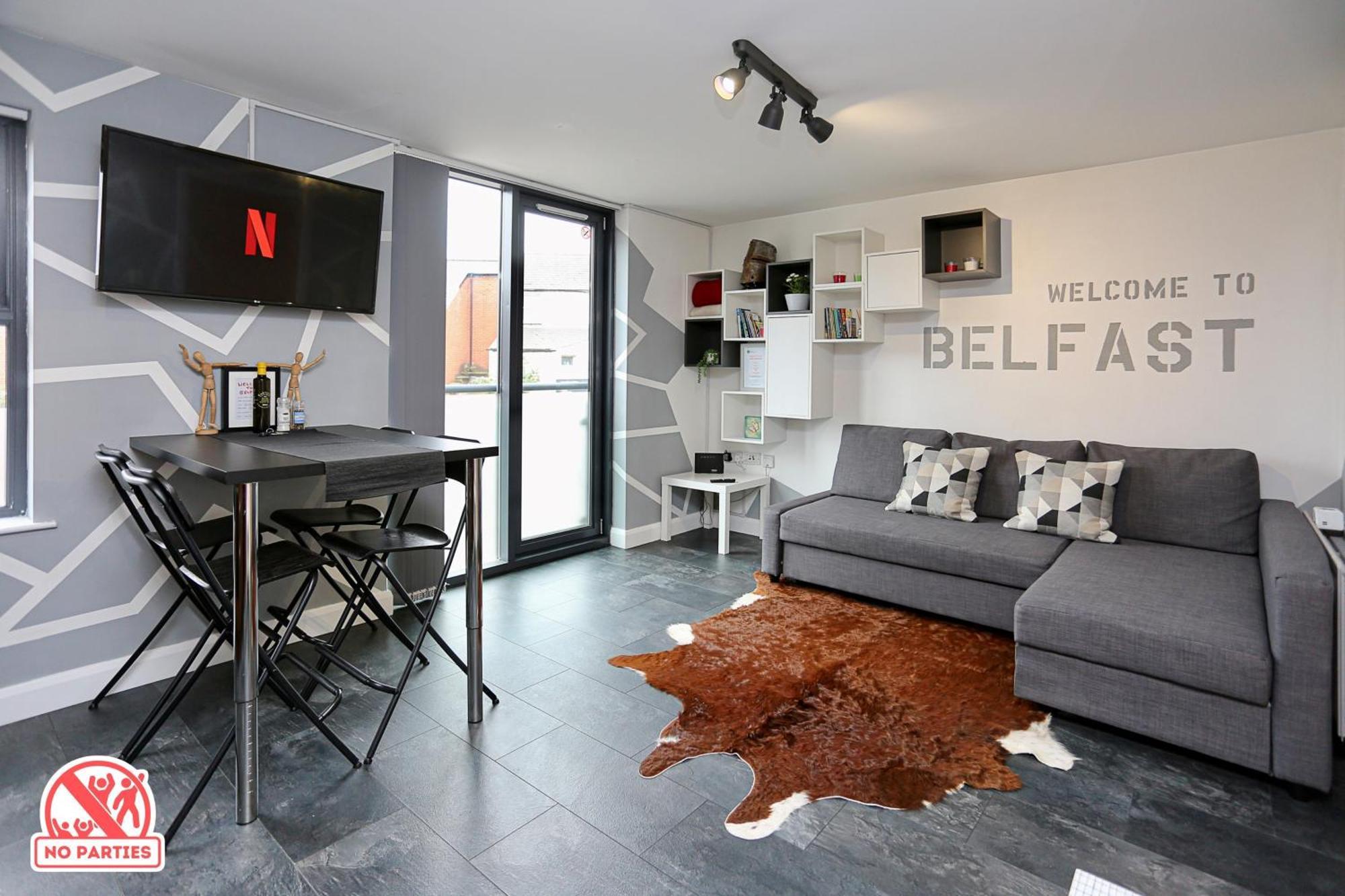 Neat - Secure Parking - Wifi - Sleeps 4 - No Parties *
