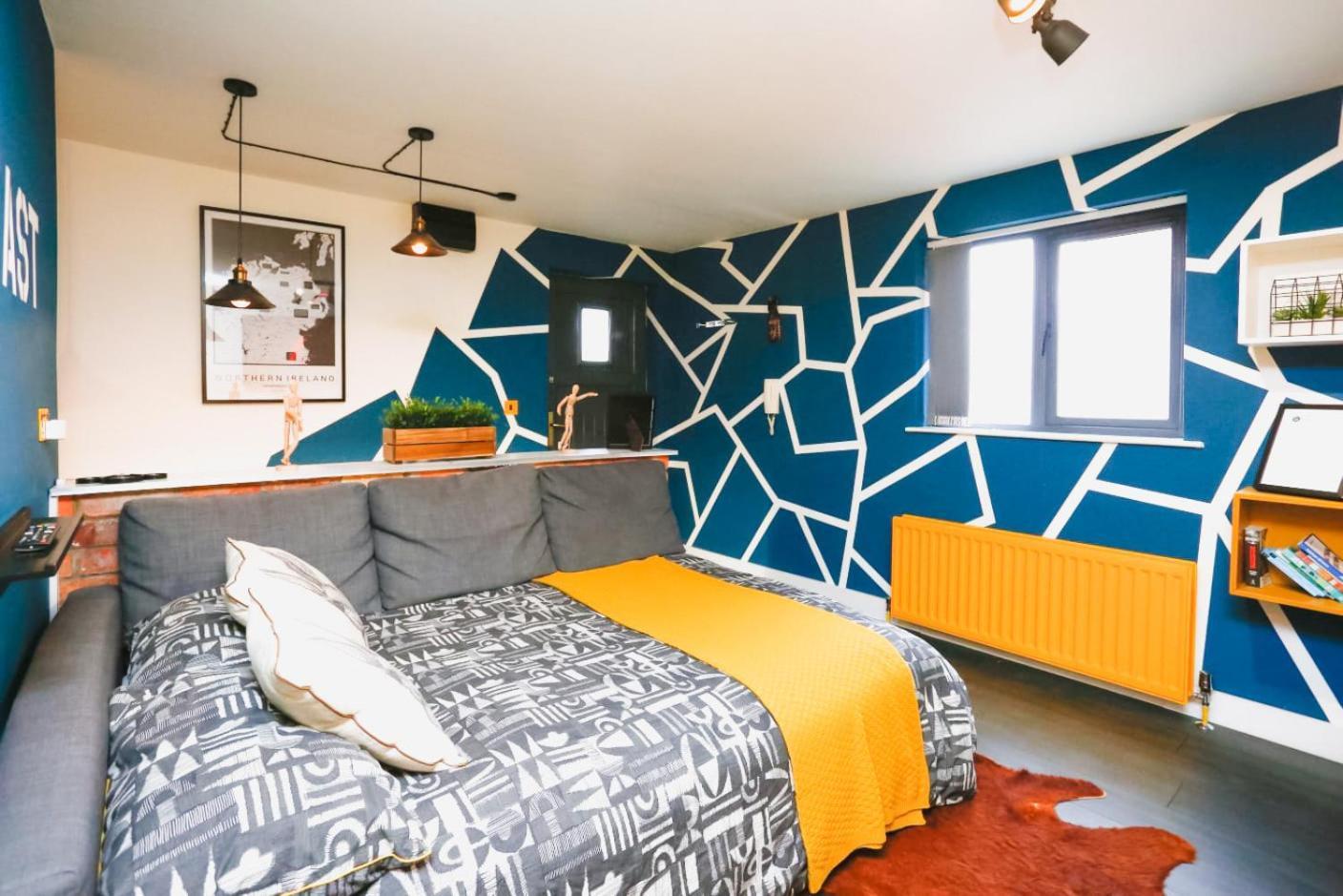 Funky - Secure Parking - Wifi - Sleeps 6 - No Parties Apartment *