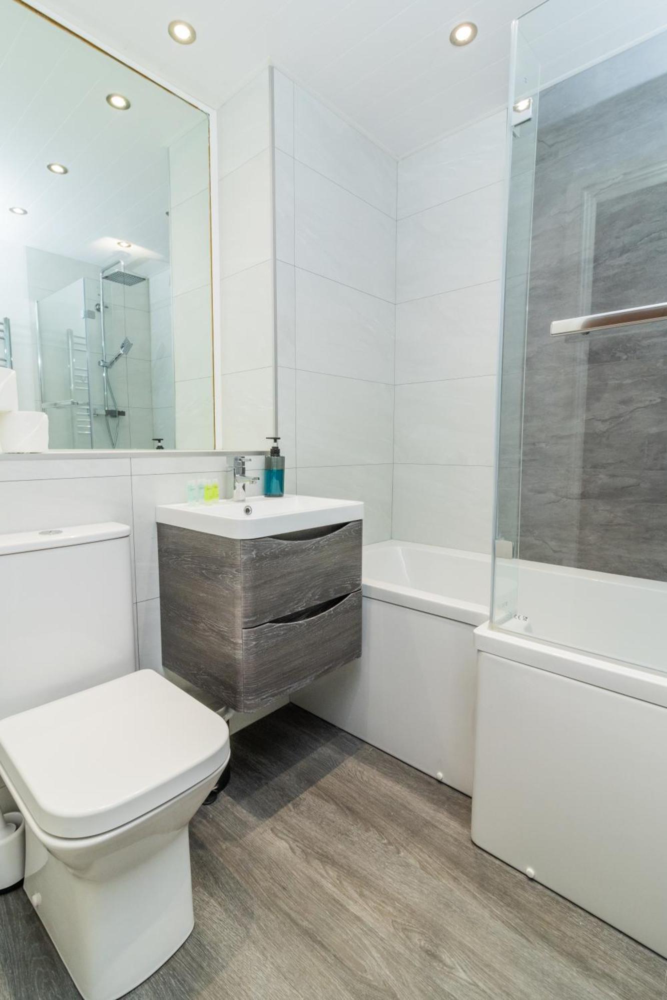 Apartment Quarters: 9th Floor Gem! Belfast