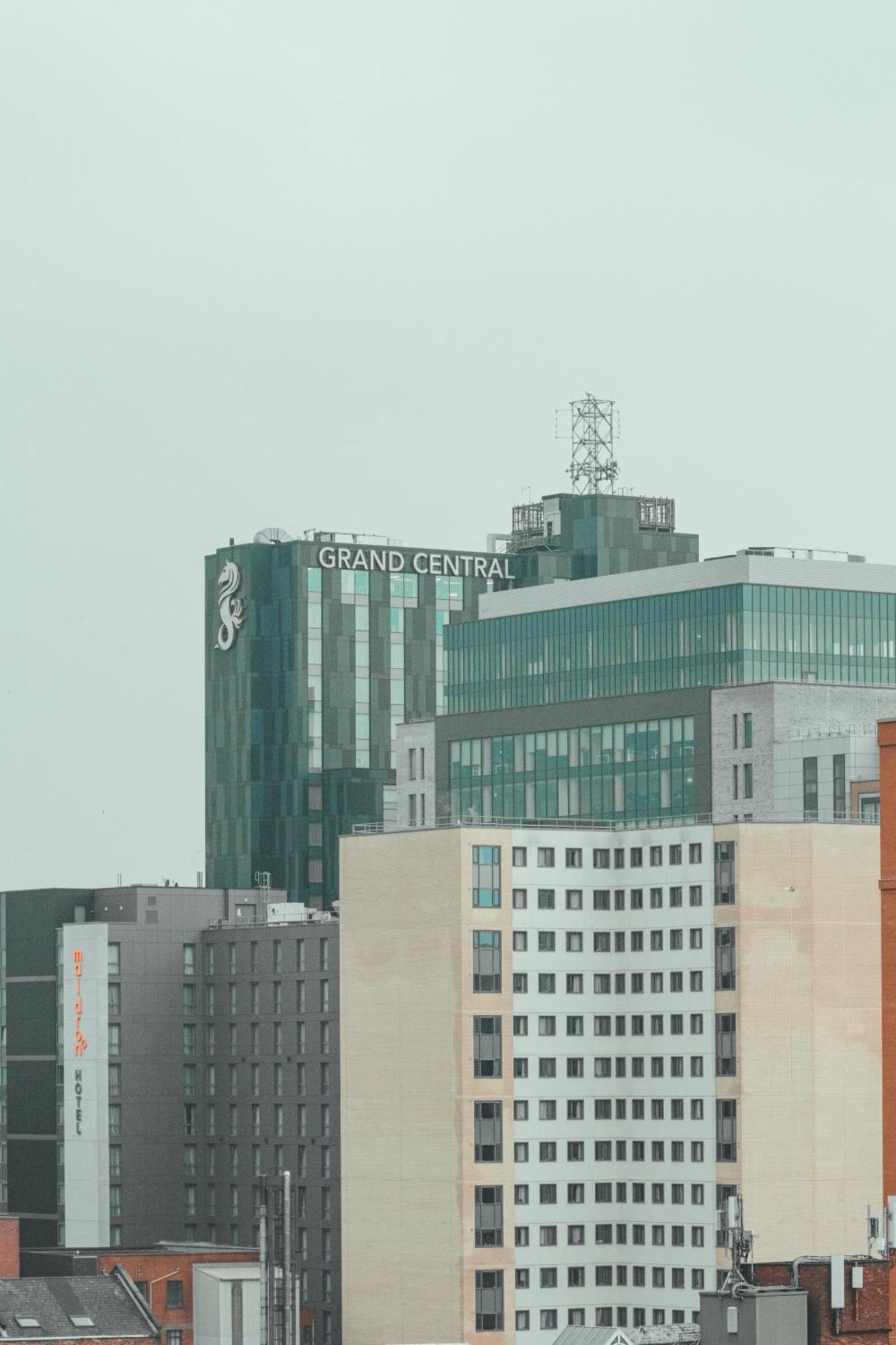 Apartment Quarters: 9th Floor Gem! *
