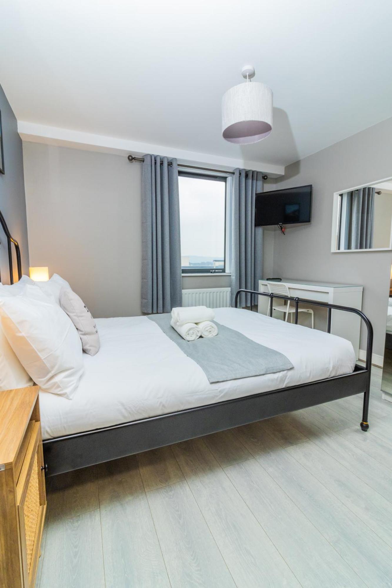Apartment Quarters: 9th Floor Gem! *
