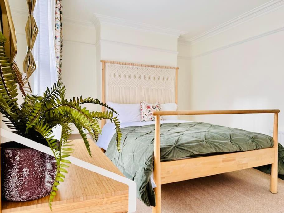 Stylish Centre House / 3 Bedroom / Family Friendly *