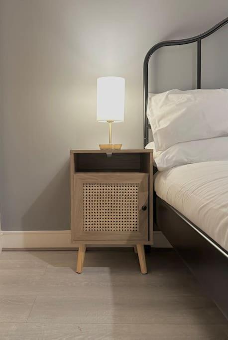 Apartment Quarters: 9th Floor Gem! *