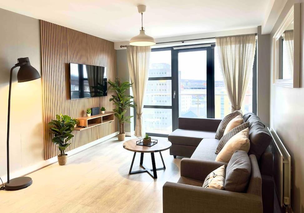Apartment Quarters: 9th Floor Gem! *