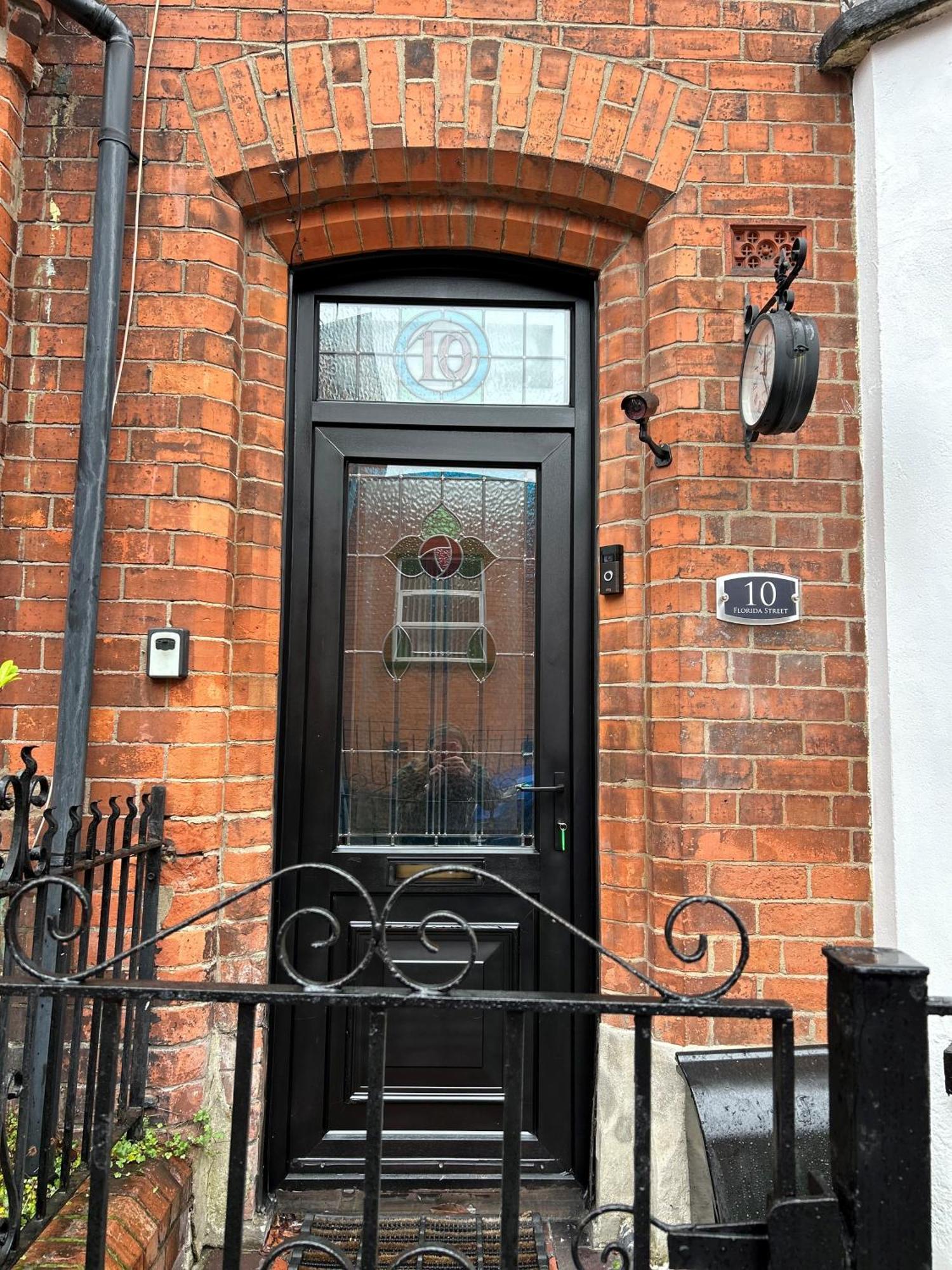 Charming Home, Beside The Serene Ormeau Park