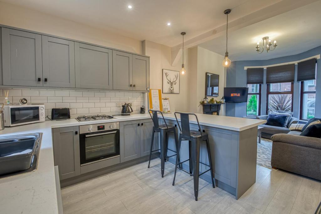 Charming Home, Beside The Serene Ormeau Park