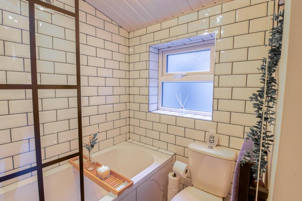 Charming Home, Beside The Serene Ormeau Park Holiday home *