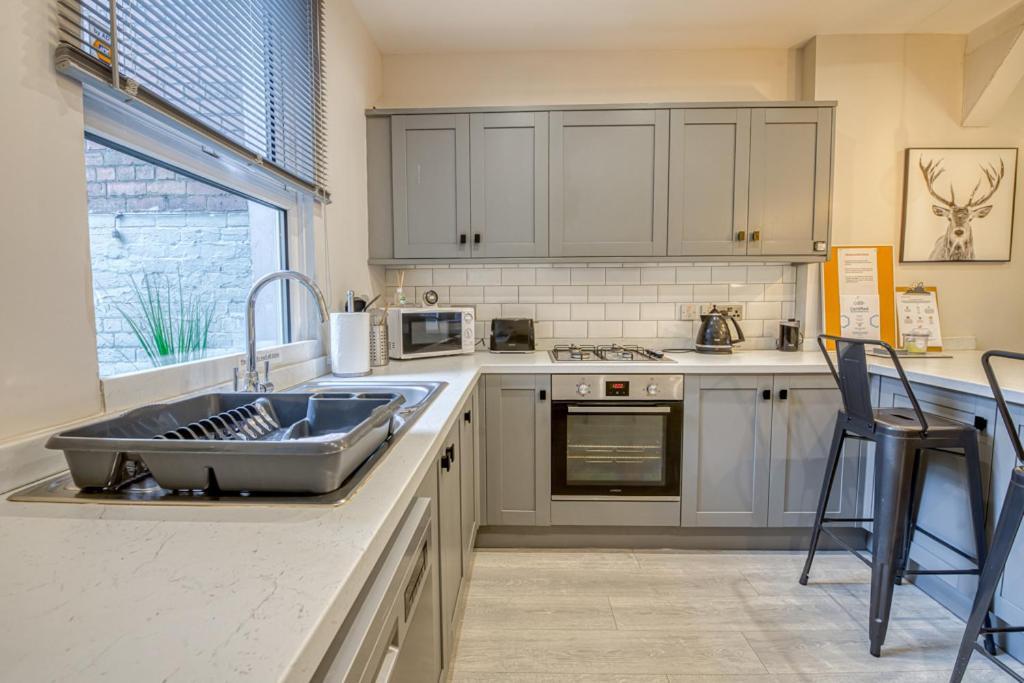 Charming Home, Beside The Serene Ormeau Park Belfast