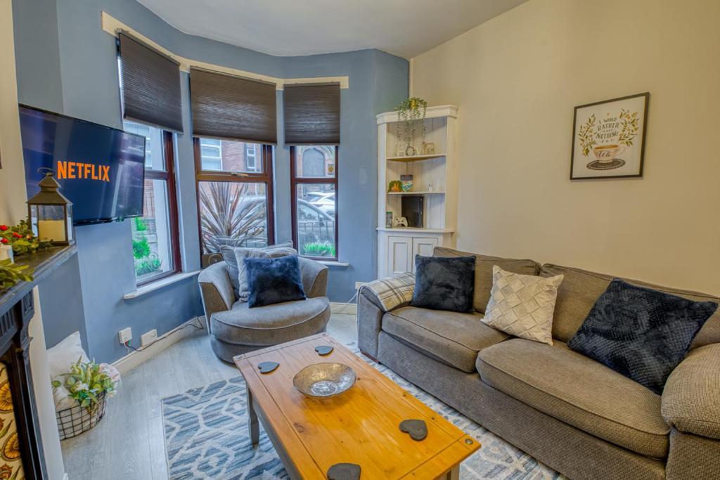 Charming Home, Beside The Serene Ormeau Park Holiday home