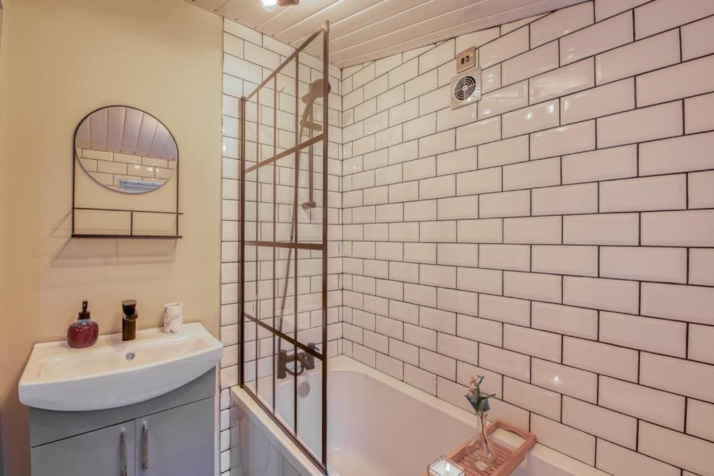 Holiday home Charming Home, Beside The Serene Ormeau Park *