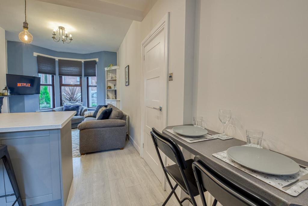 Charming Home, Beside The Serene Ormeau Park * Belfast