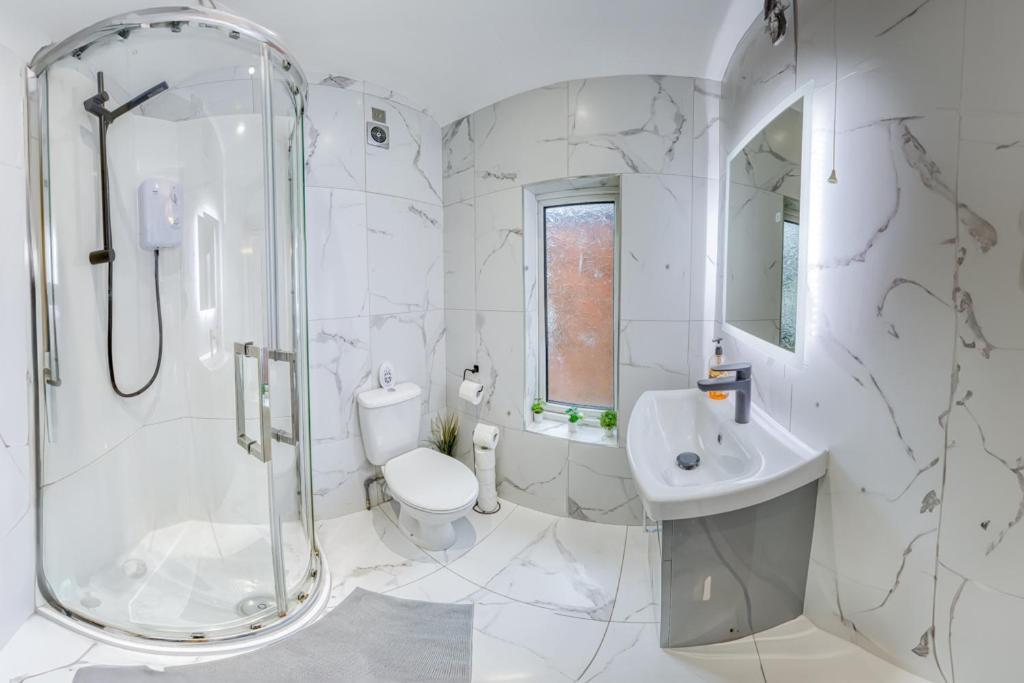 Charming Home, Beside The Serene Ormeau Park *
