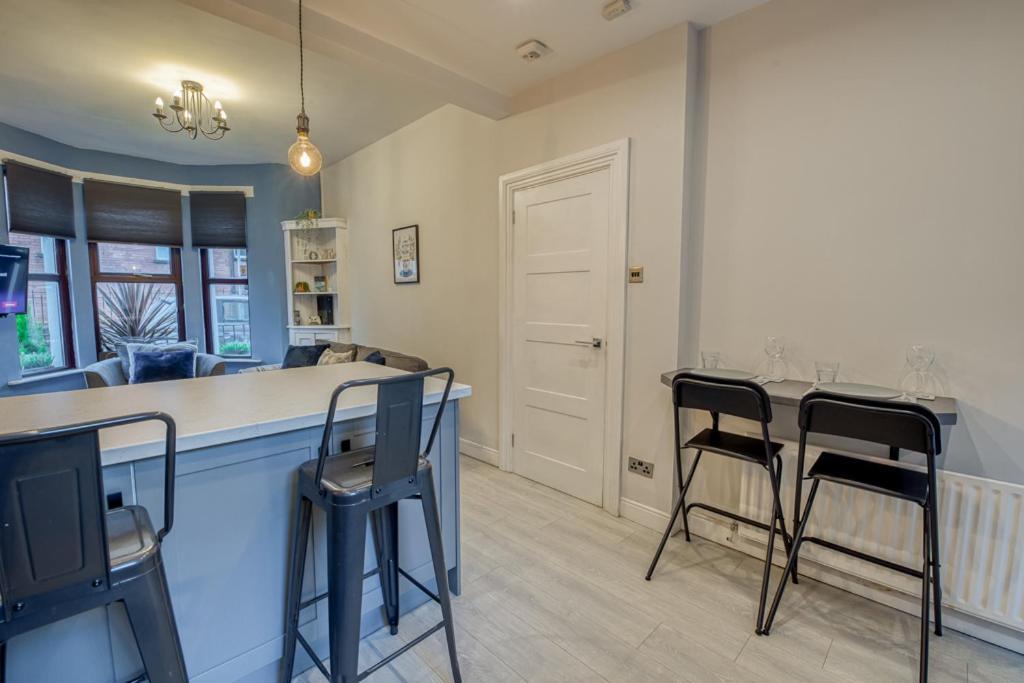 Charming Home, Beside The Serene Ormeau Park