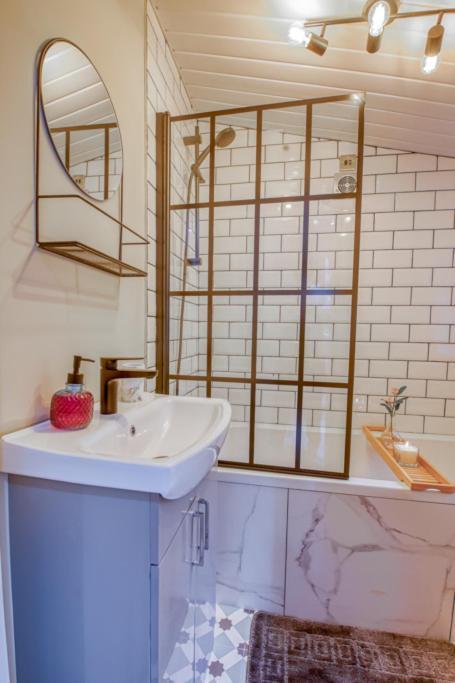 Charming Home, Beside The Serene Ormeau Park Holiday home