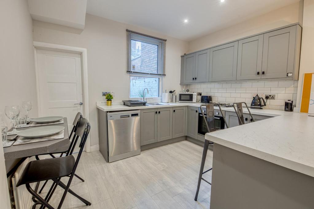 Charming Home, Beside The Serene Ormeau Park