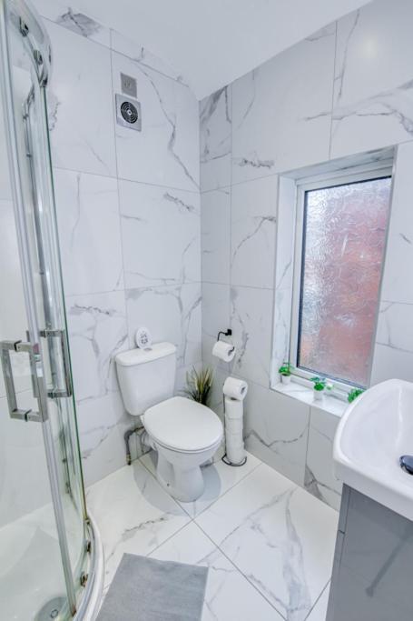 Charming Home, Beside The Serene Ormeau Park Holiday home *