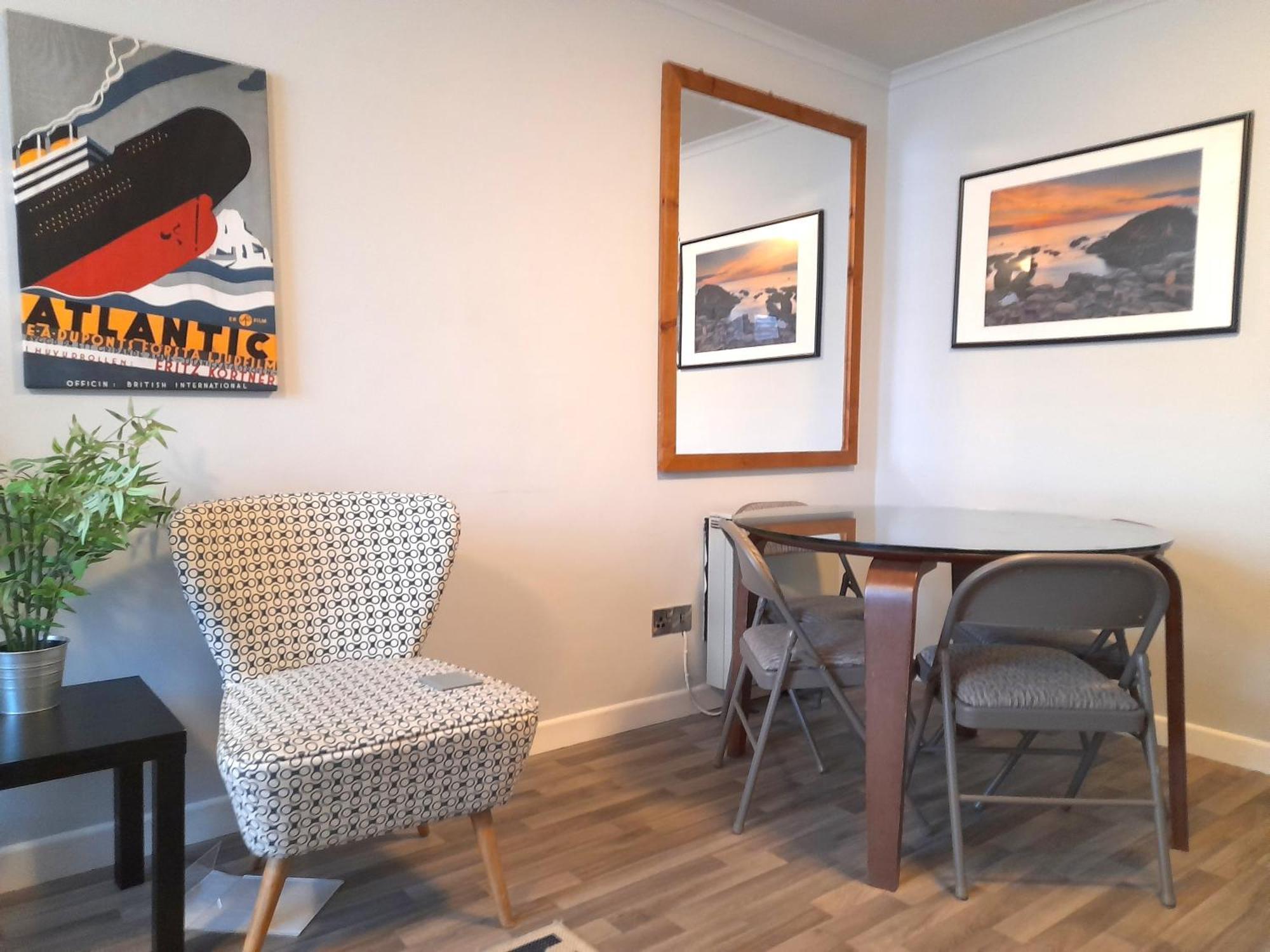 Excellent Location - City Centre - Parking - 4 Beds -2 Bedrooms