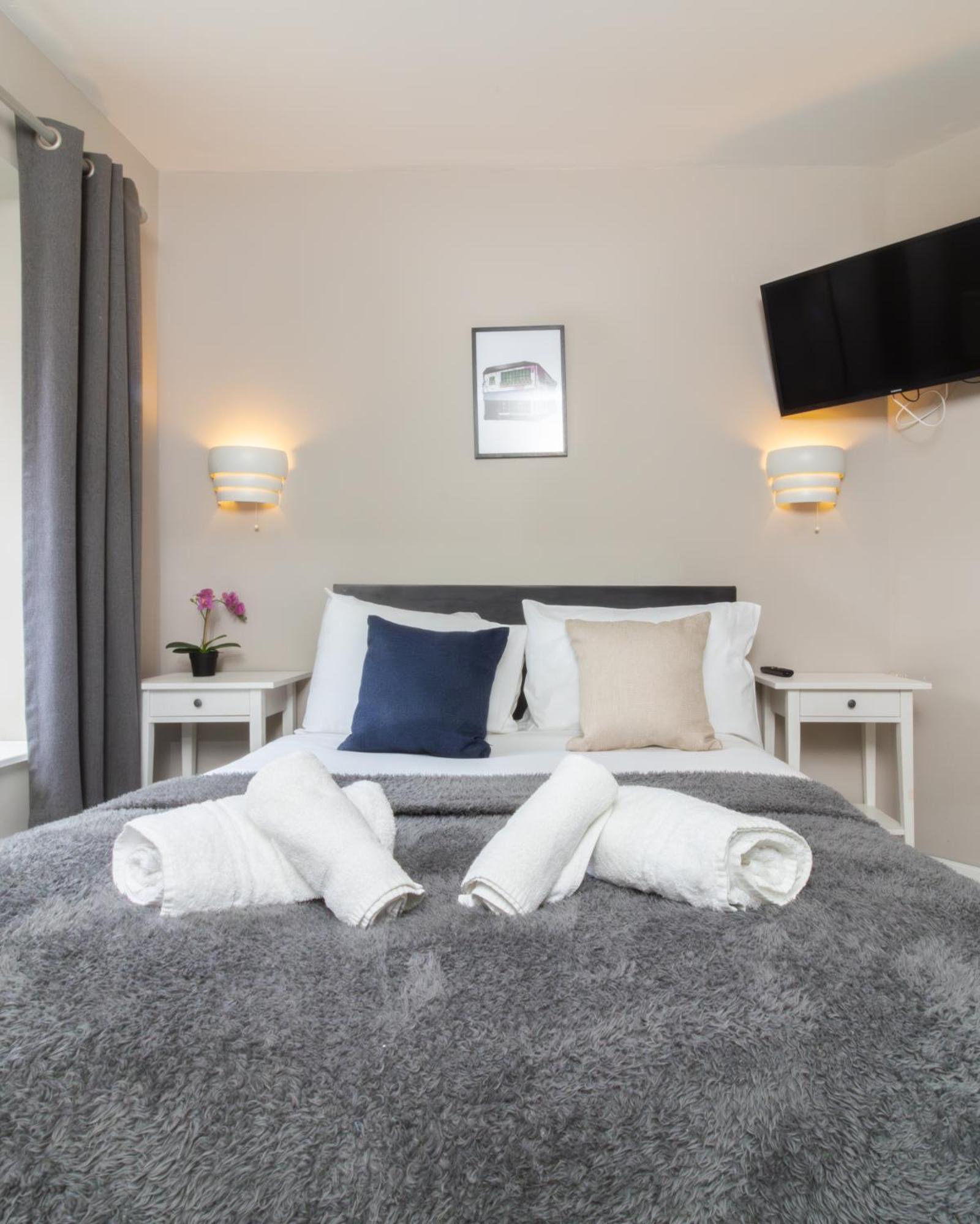Apartment Quarters: Modern Centre Hub 3 Bed Belfast