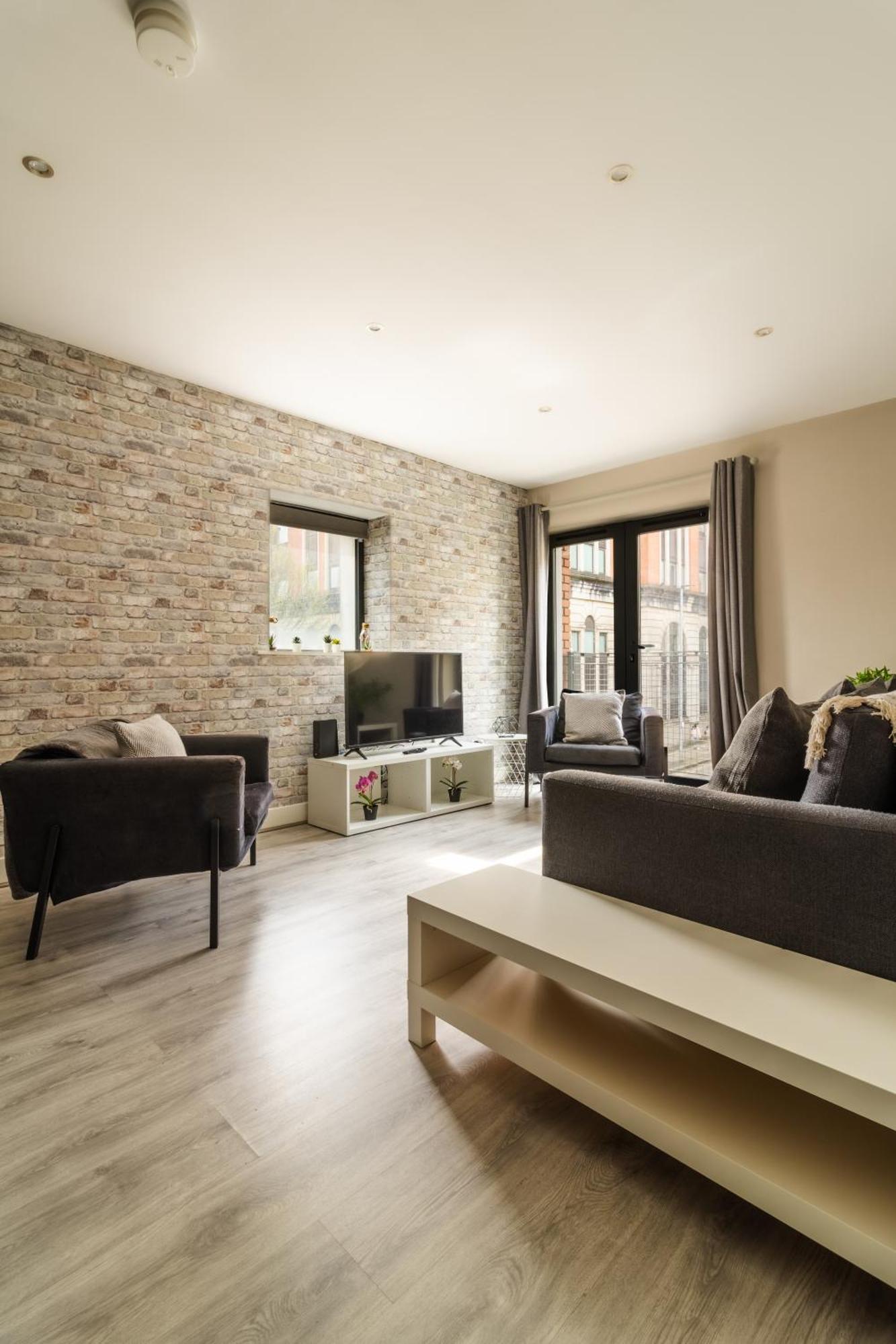 Quarters: Modern Centre Hub 3 Bed Apartment Belfast