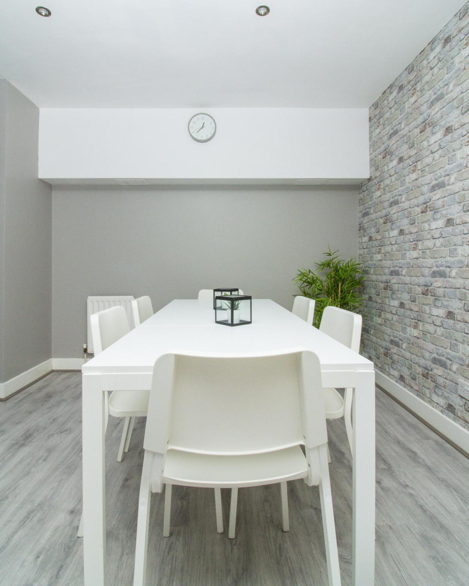 Apartment Quarters: Modern Centre Hub 3 Bed Belfast