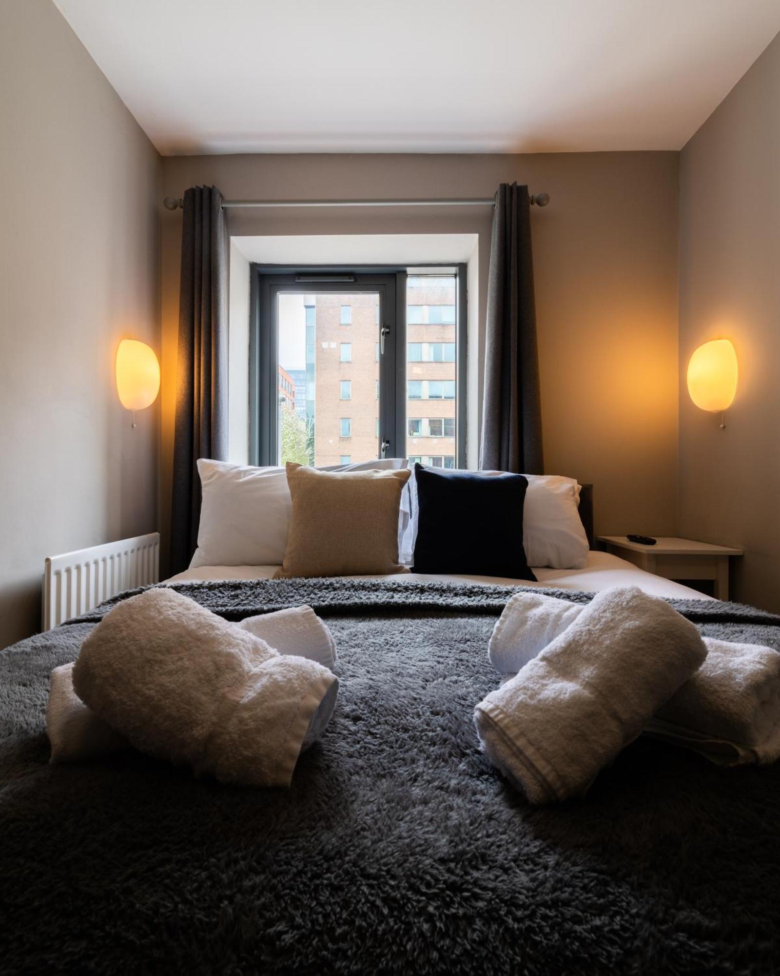 Quarters: Modern Centre Hub 3 Bed Belfast