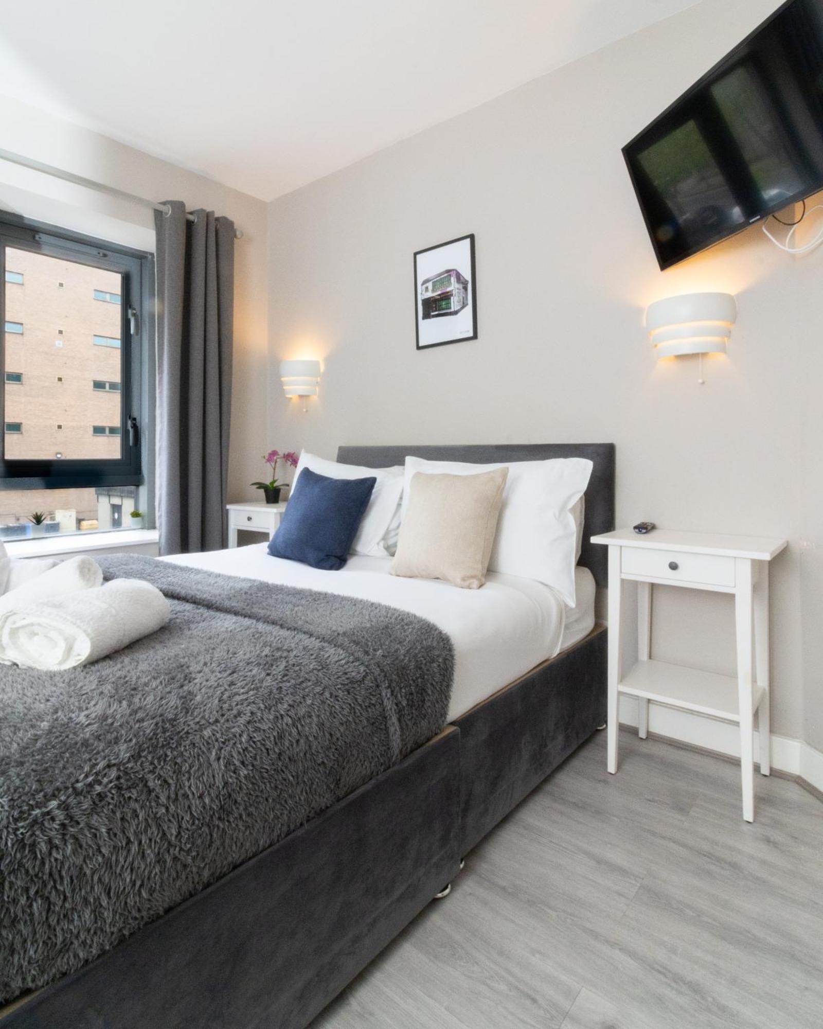 Quarters: Modern Centre Hub 3 Bed