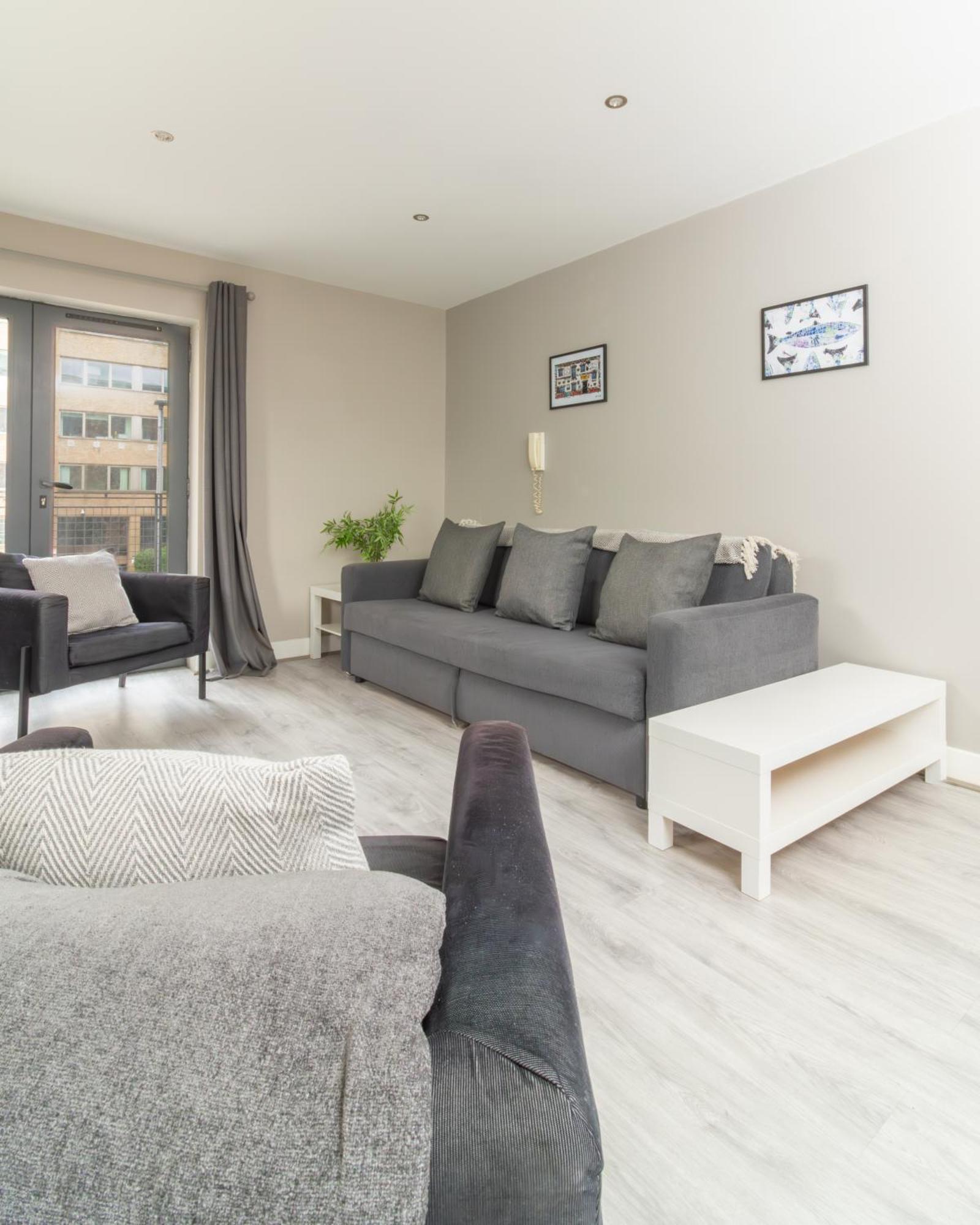 Apartment Quarters: Modern Centre Hub 3 Bed Belfast