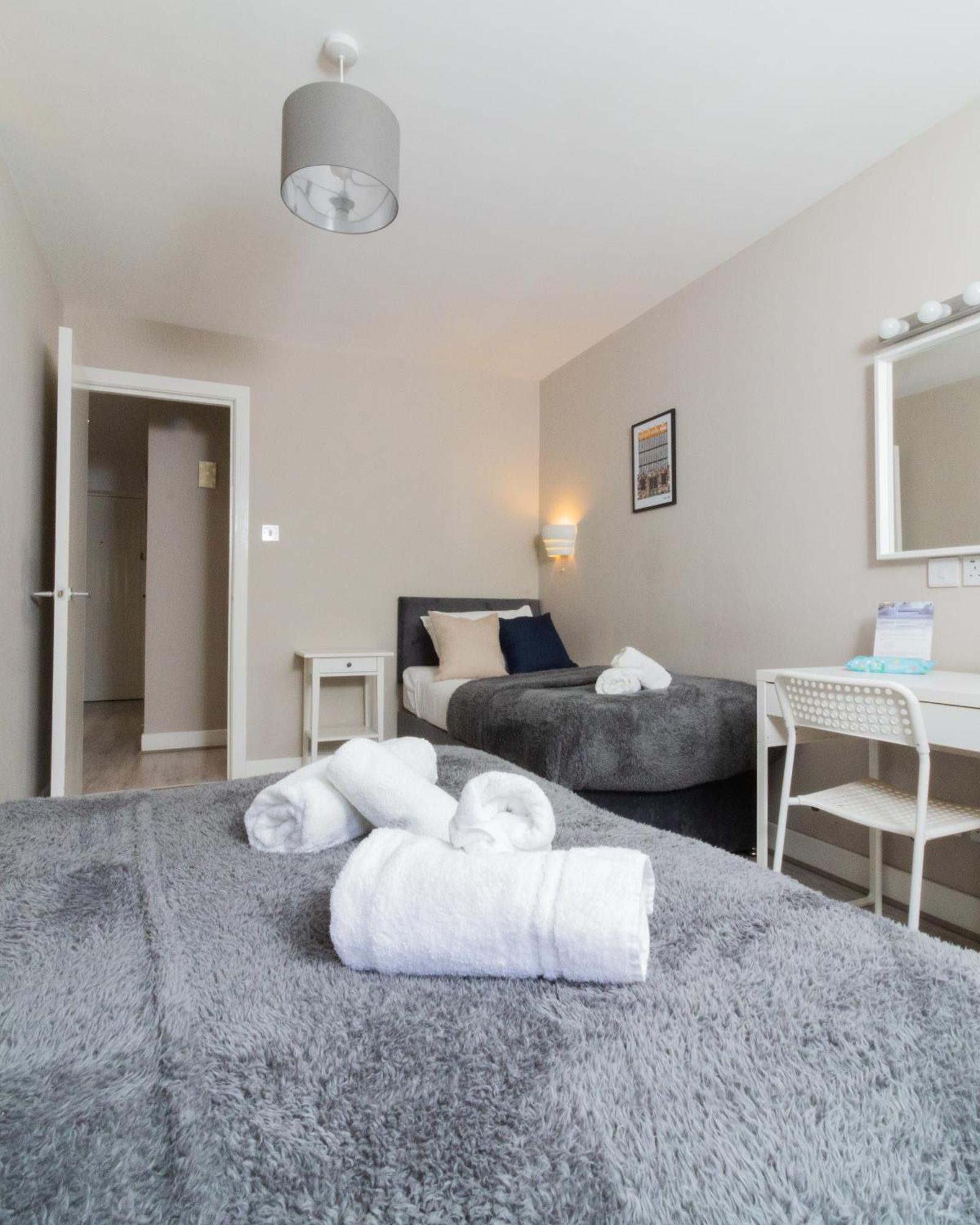 Quarters: Modern Centre Hub 3 Bed Apartment Belfast