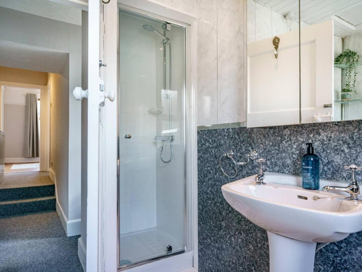 Holiday home Pass The Keys 4 Bedrooms Cafes Shops 6 Mins To Centre Belfast